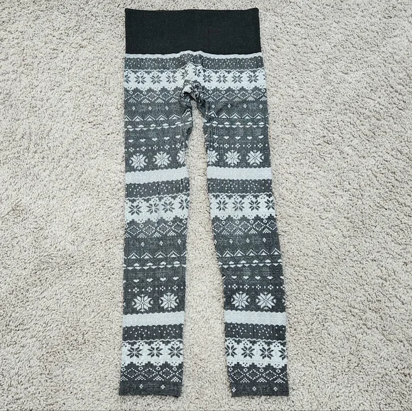Women's Snowflake Pattern Leggings - Picture 2 of 8
